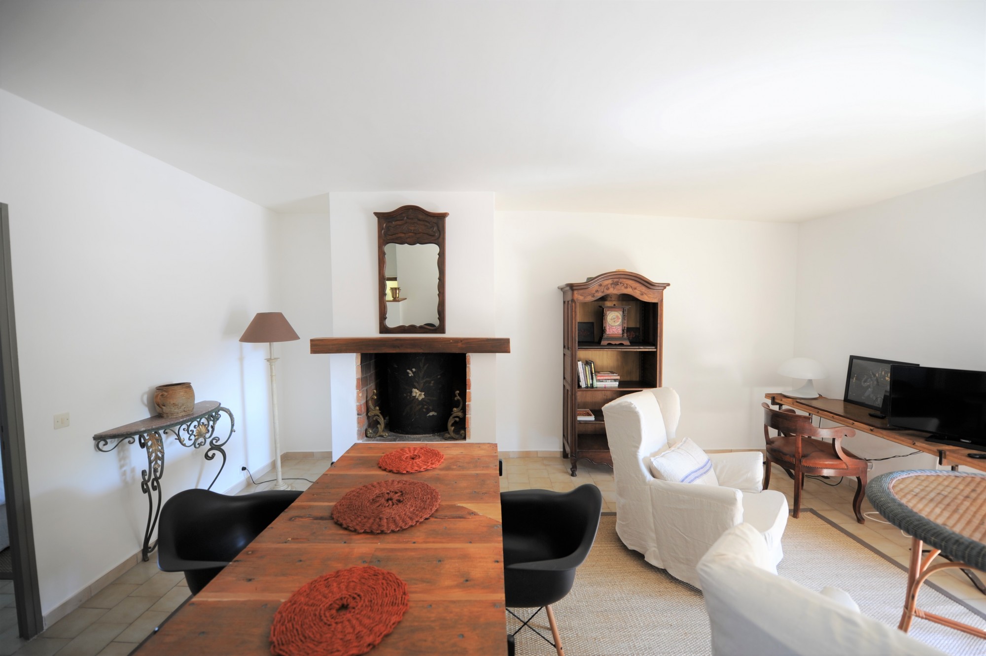 A louer à Gordes,  plein centre, face au château médiéval   