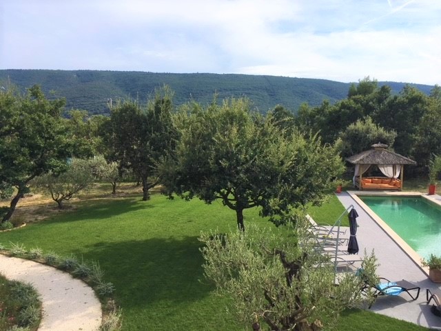 à Lacoste, maison récente avec piscine chauffée    