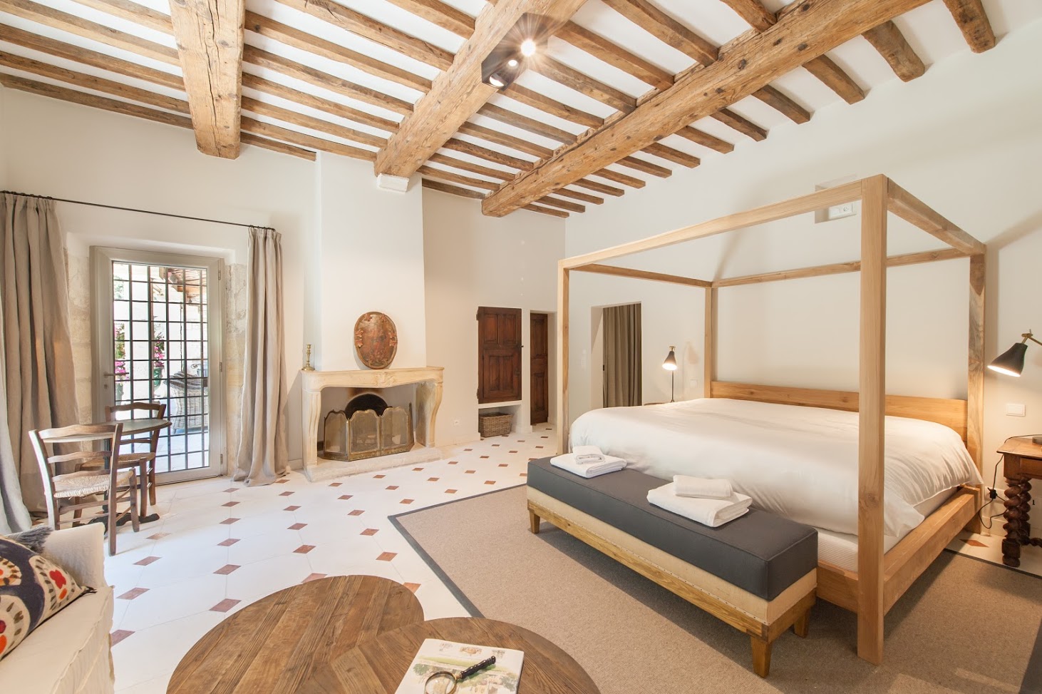Location de prestige, proche des plus beaux villages perchés du Luberon   