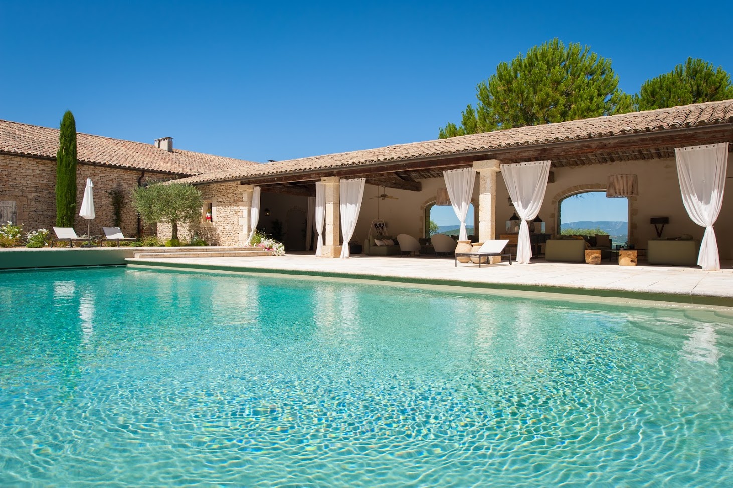Location de prestige, proche des plus beaux villages perchés du Luberon   
