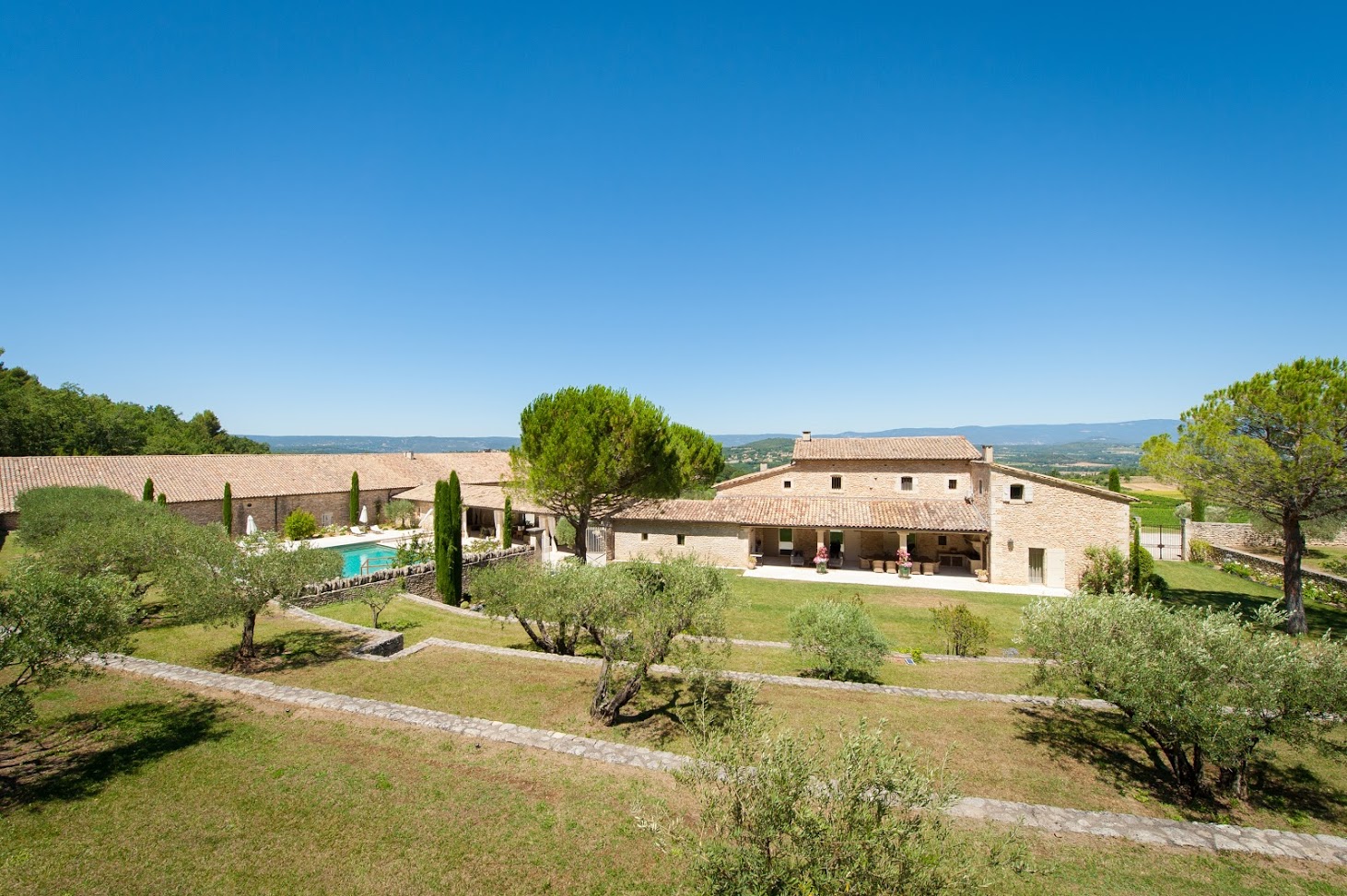 Location de prestige, proche des plus beaux villages perchés du Luberon   