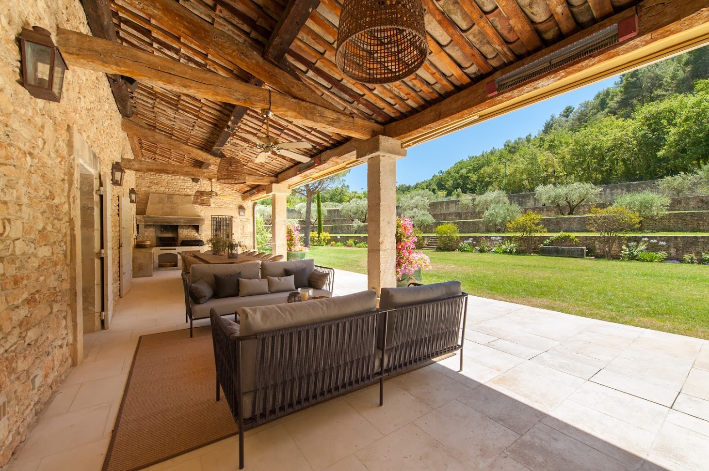 Location de prestige, proche des plus beaux villages perchés du Luberon   