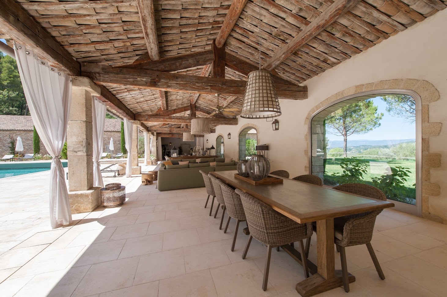 Location de prestige, proche des plus beaux villages perchés du Luberon   