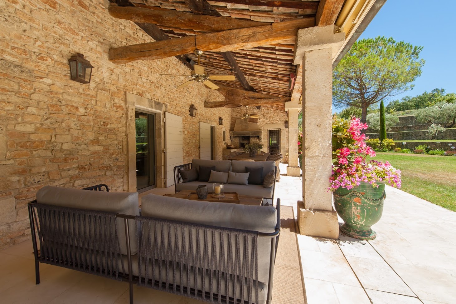 Location de prestige, proche des plus beaux villages perchés du Luberon   