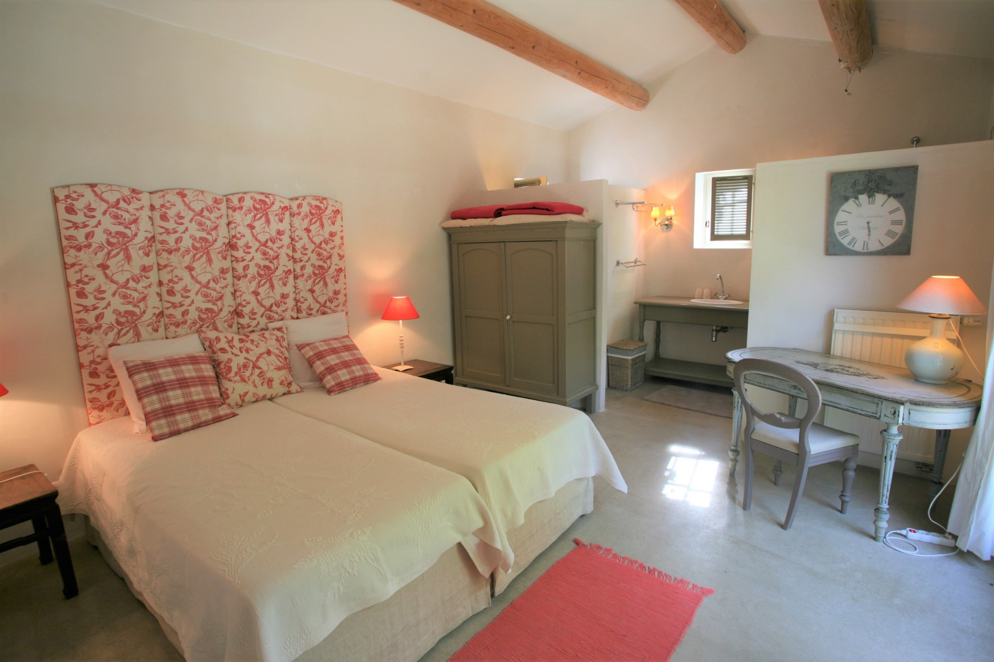 Dans le bas de Gordes, Mas Provençal à louer pour vos vacances.   
