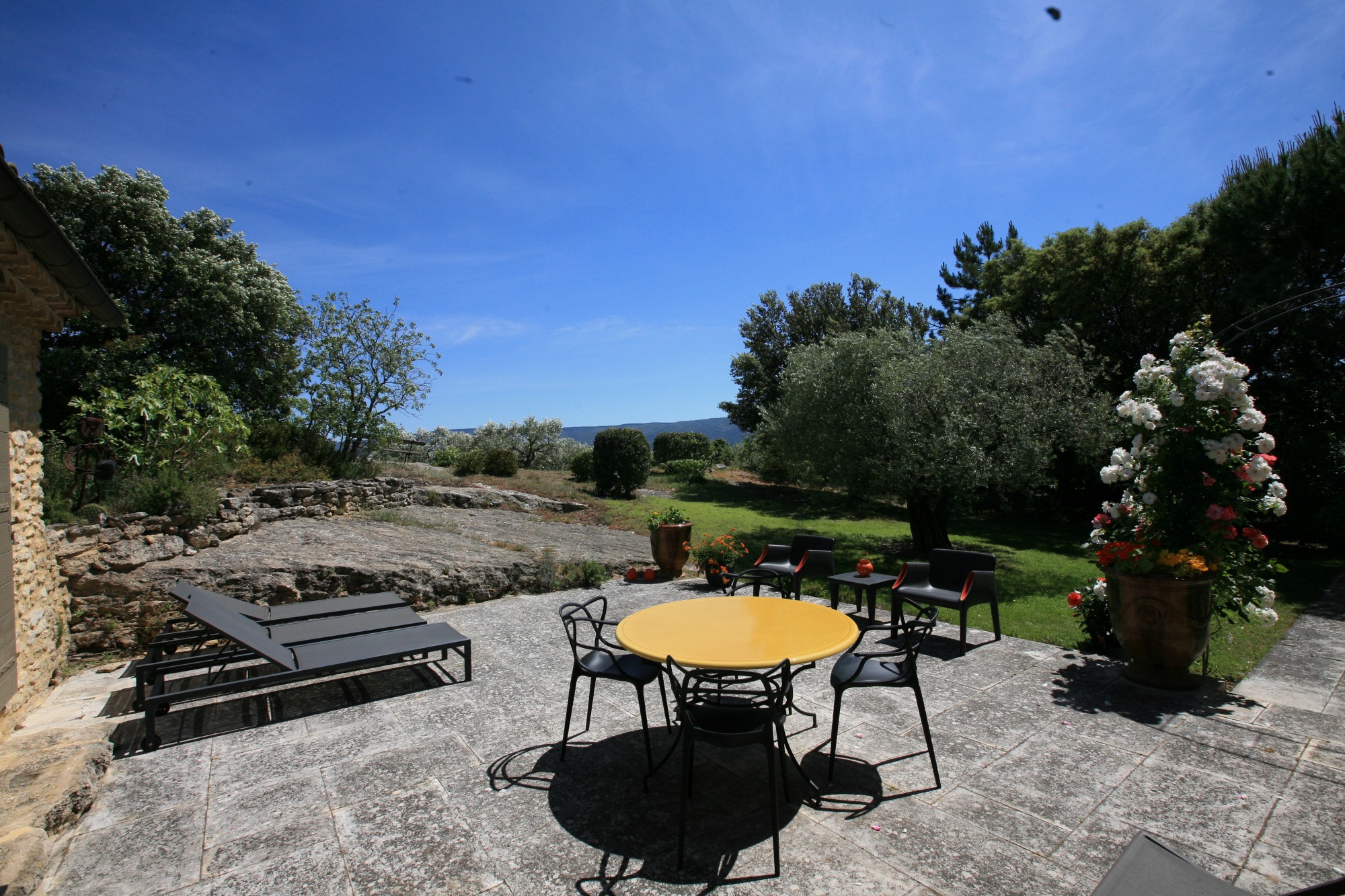 à Gordes, propriété de prestige avec dépendance, piscine et vue   