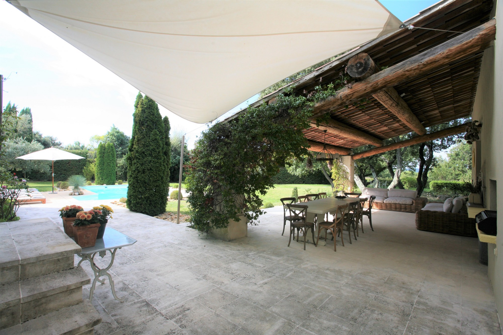 Location à Gordes, superbe mas avec piscine chauffée   