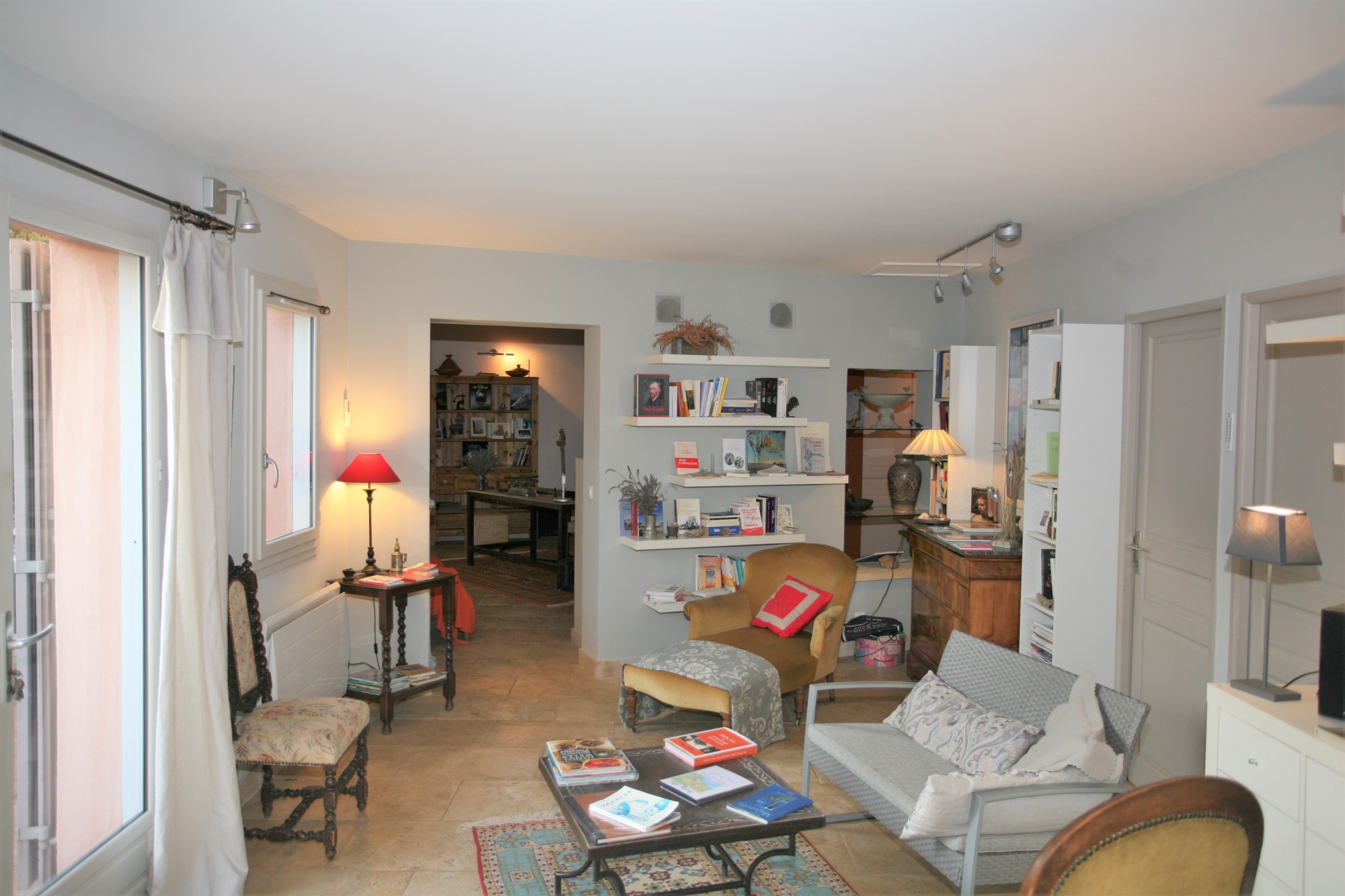 Roussillon, maison récente à louer, dans un hameau calme et ombragé, avec accès Tennis   