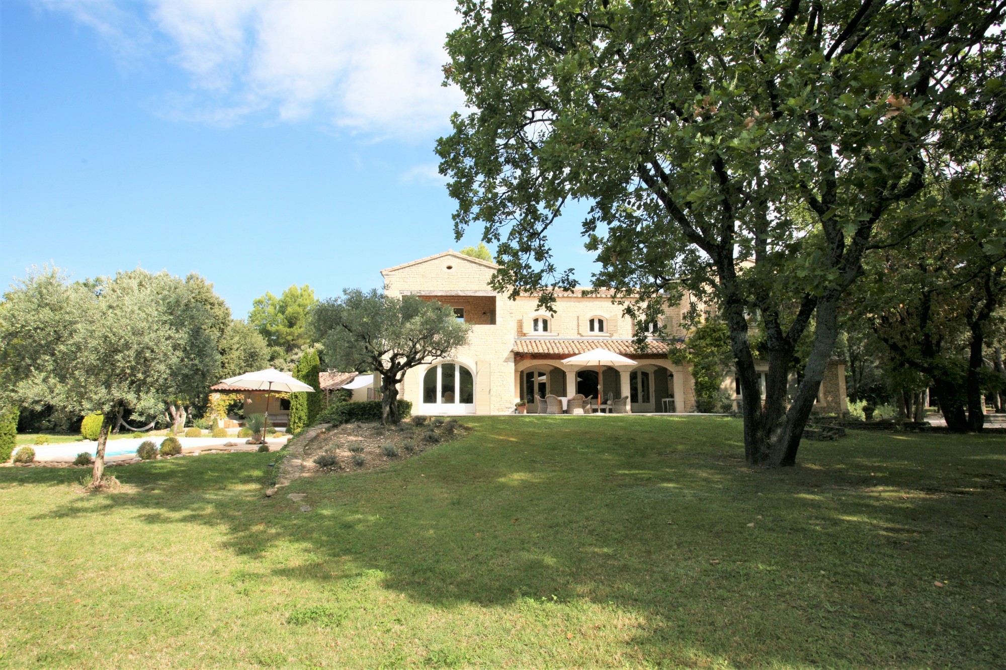 Location à Gordes, superbe mas avec piscine chauffée   