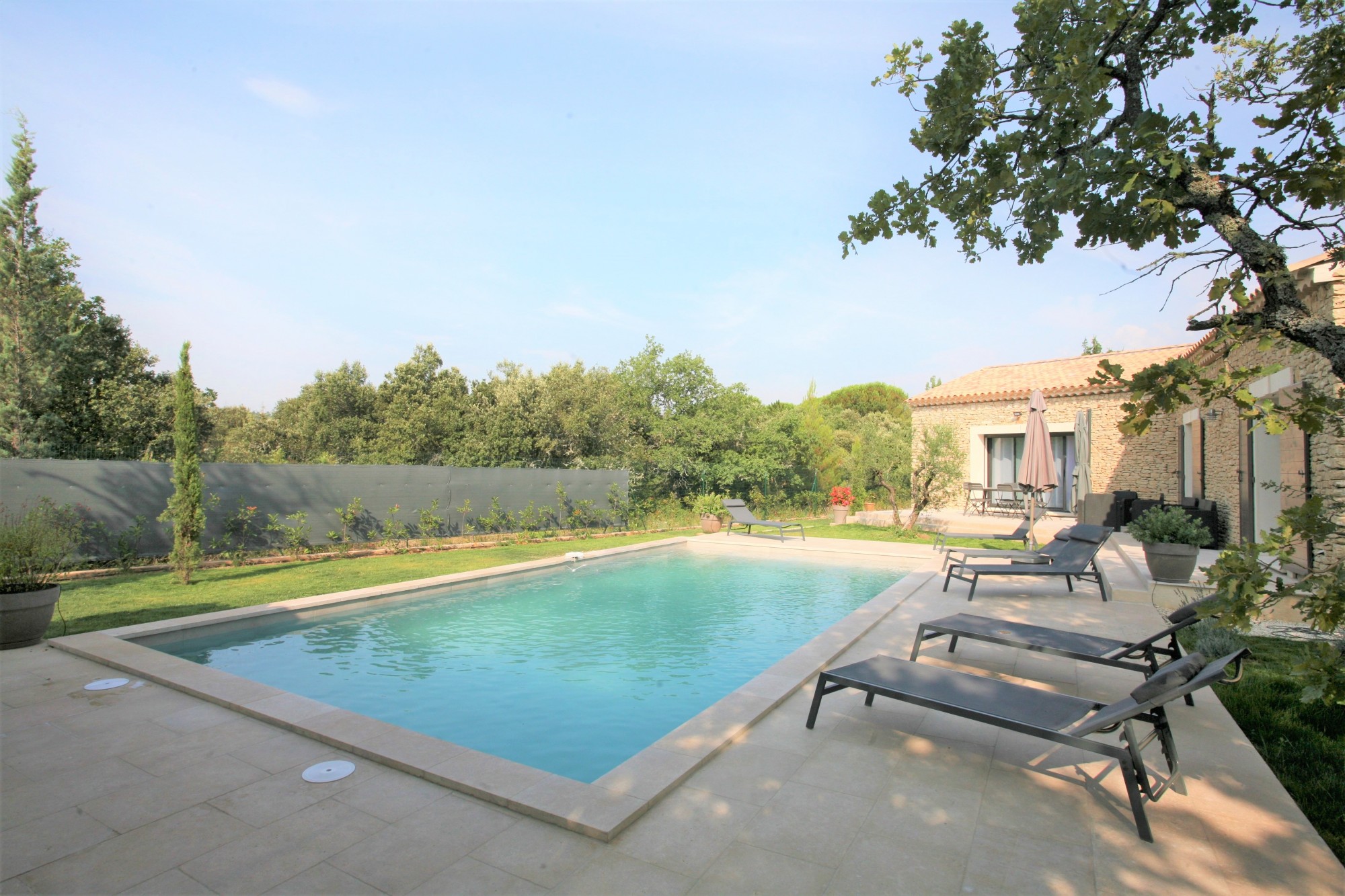 Gordes, location saisonnière en Luberon, belle villa récente au calme, entièrement climatisée   