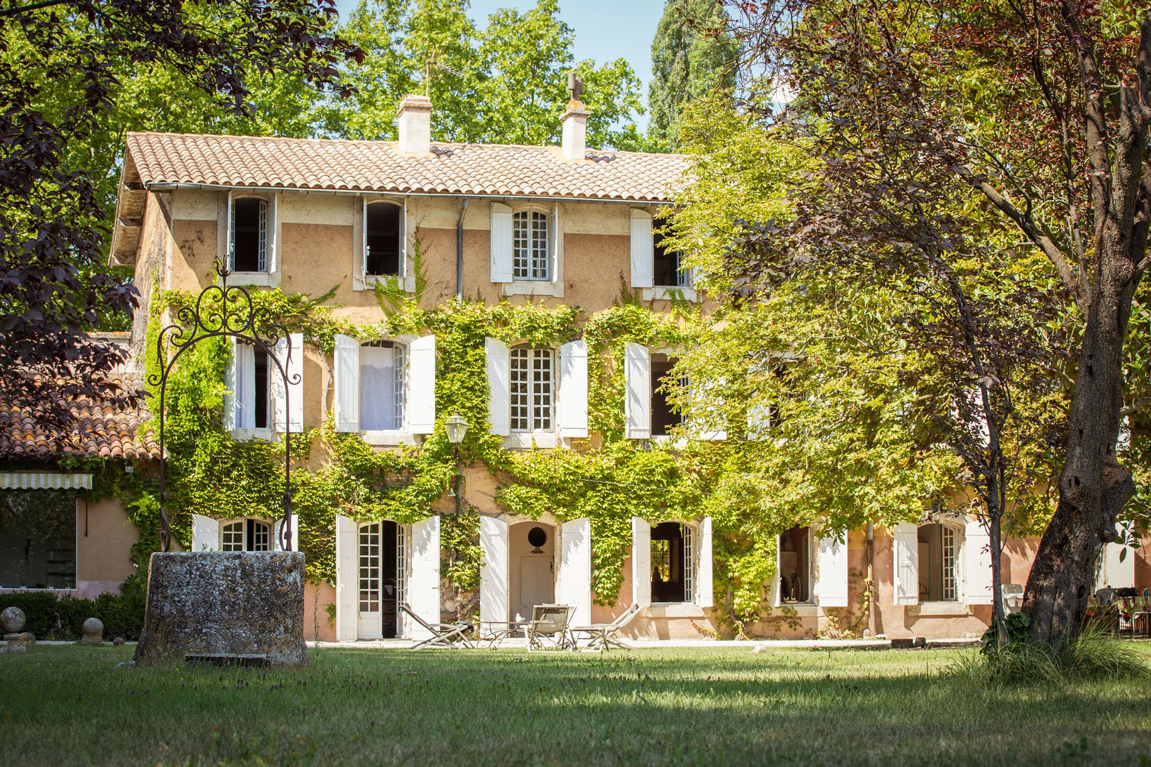 A l'Isle-sur-la-Sorgue, magnifique domaine rénové en location proposé par l'Agence ROSIER   