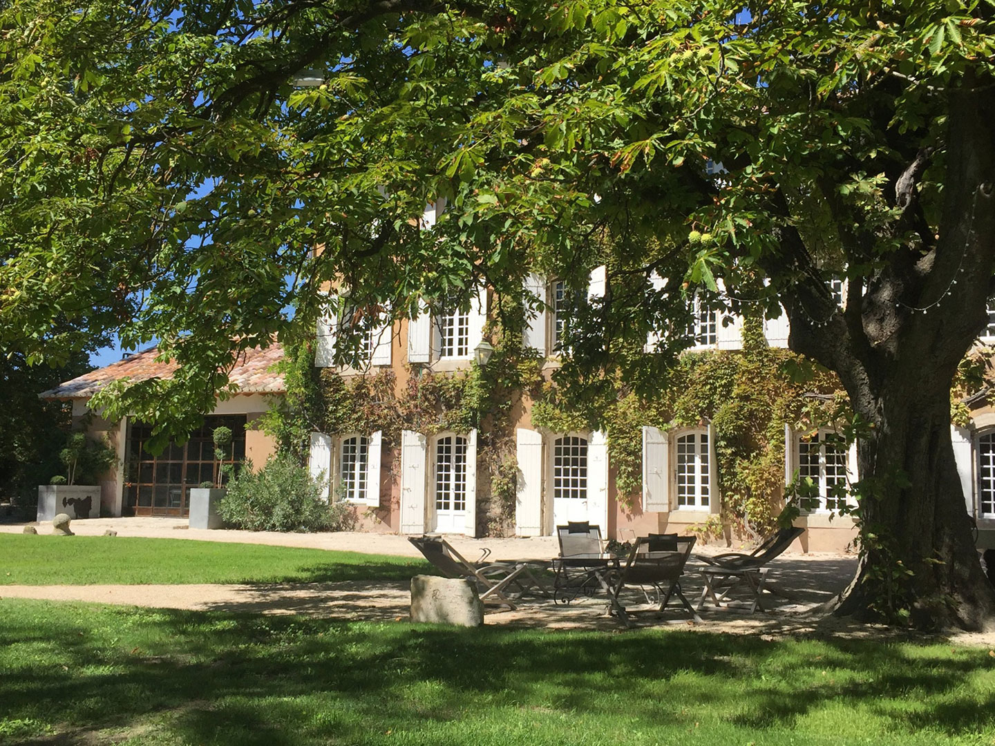 A l'Isle-sur-la-Sorgue, magnifique domaine rénové en location proposé par l'Agence ROSIER   