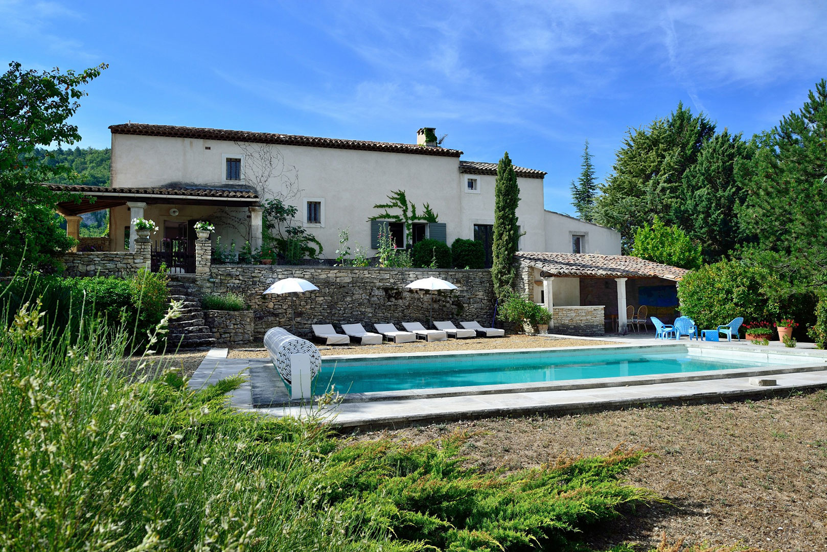 Location saisonnière en Luberon, bastide provençale avec piscine    