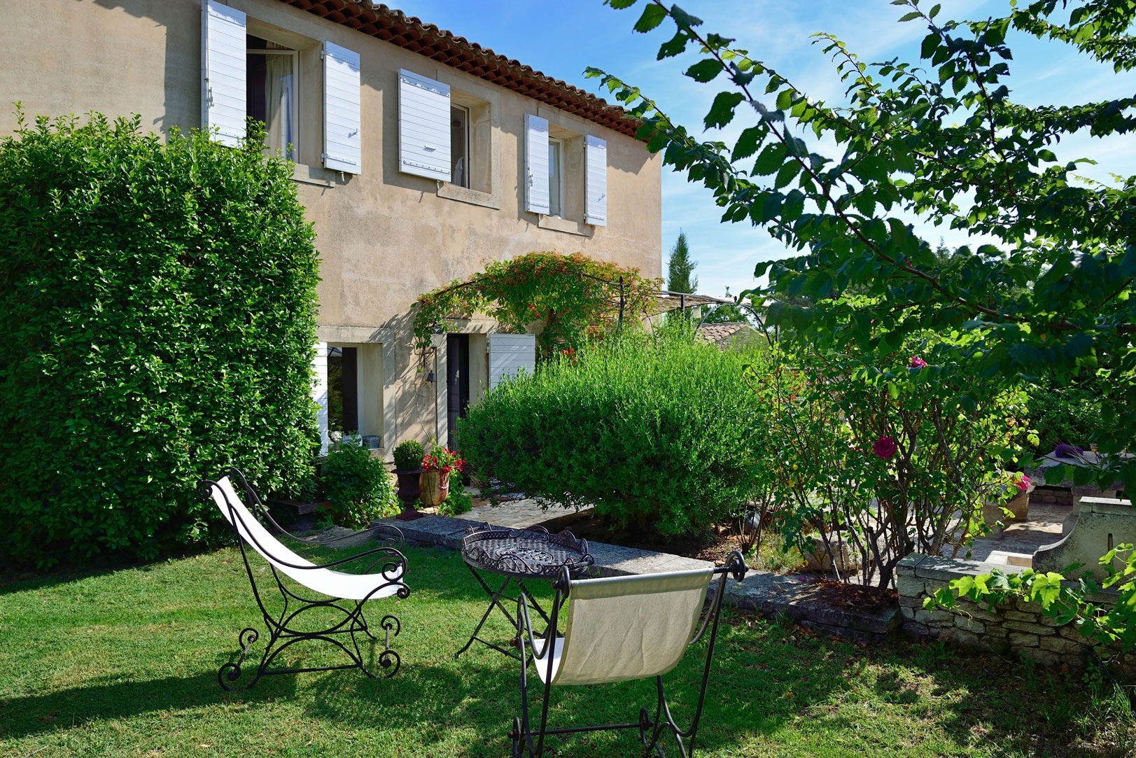 Location saisonnière en Luberon, bastide provençale avec piscine    