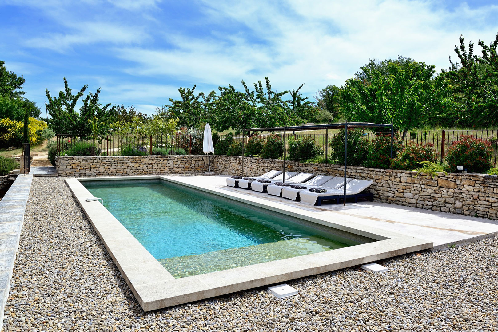 Location dans le Luberon, proche Saignon, maison provençale avec piscine et vue   