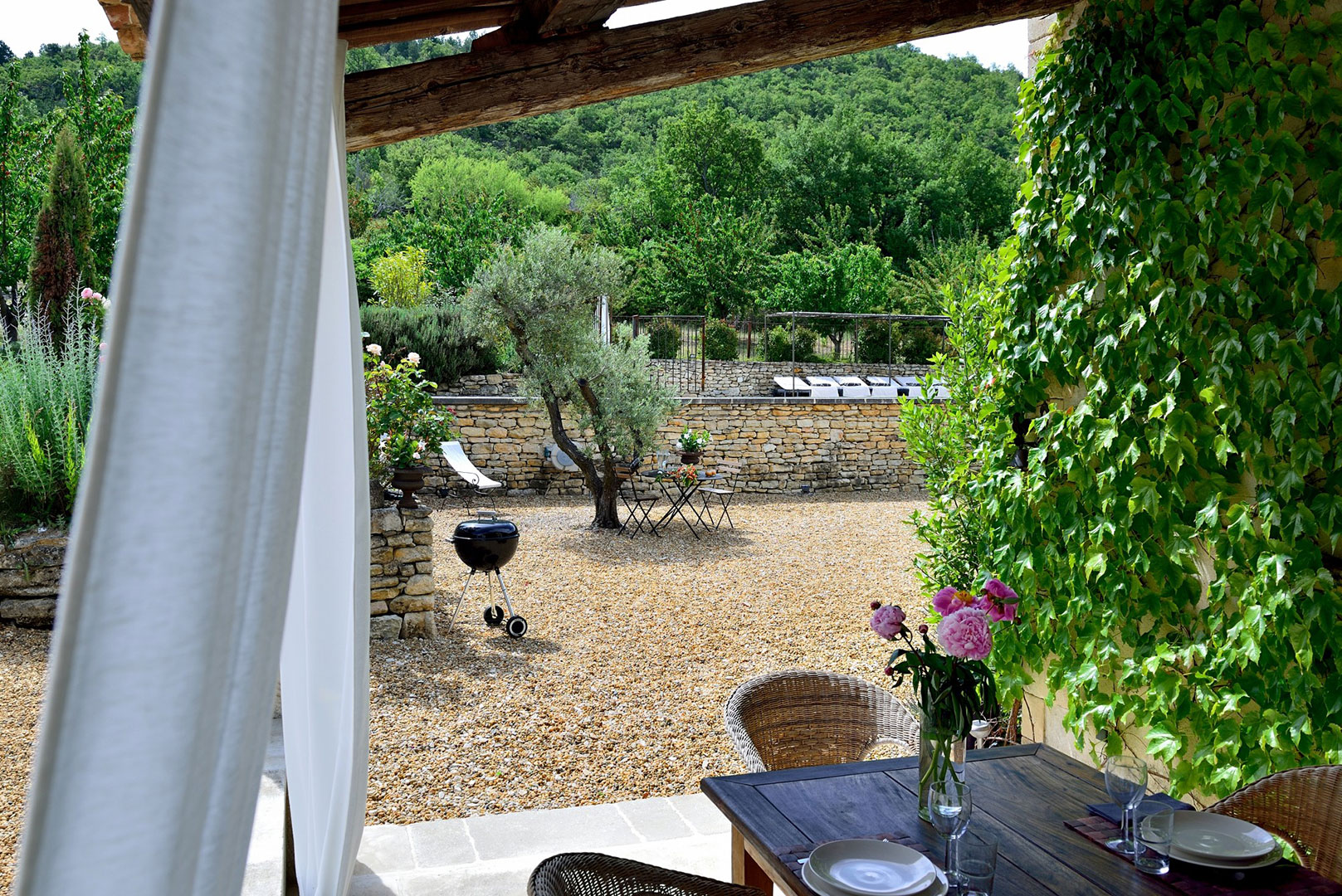 Location dans le Luberon, proche Saignon, maison provençale avec piscine et vue   