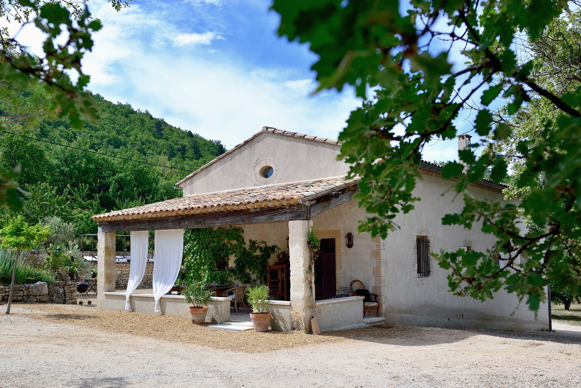 Location dans le Luberon, proche Saignon, maison provençale avec piscine et vue   