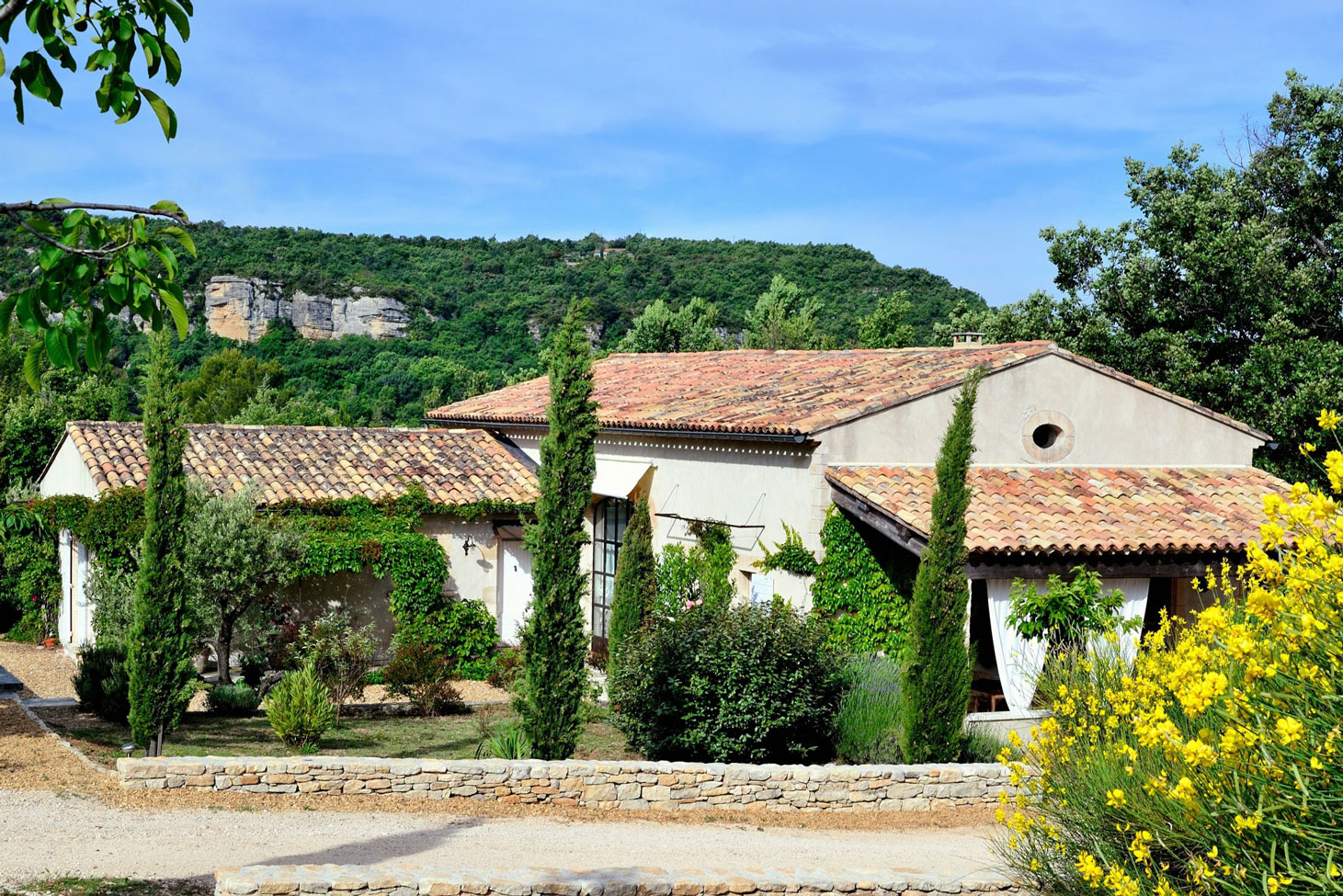 Location dans le Luberon, proche Saignon, maison provençale avec piscine et vue   