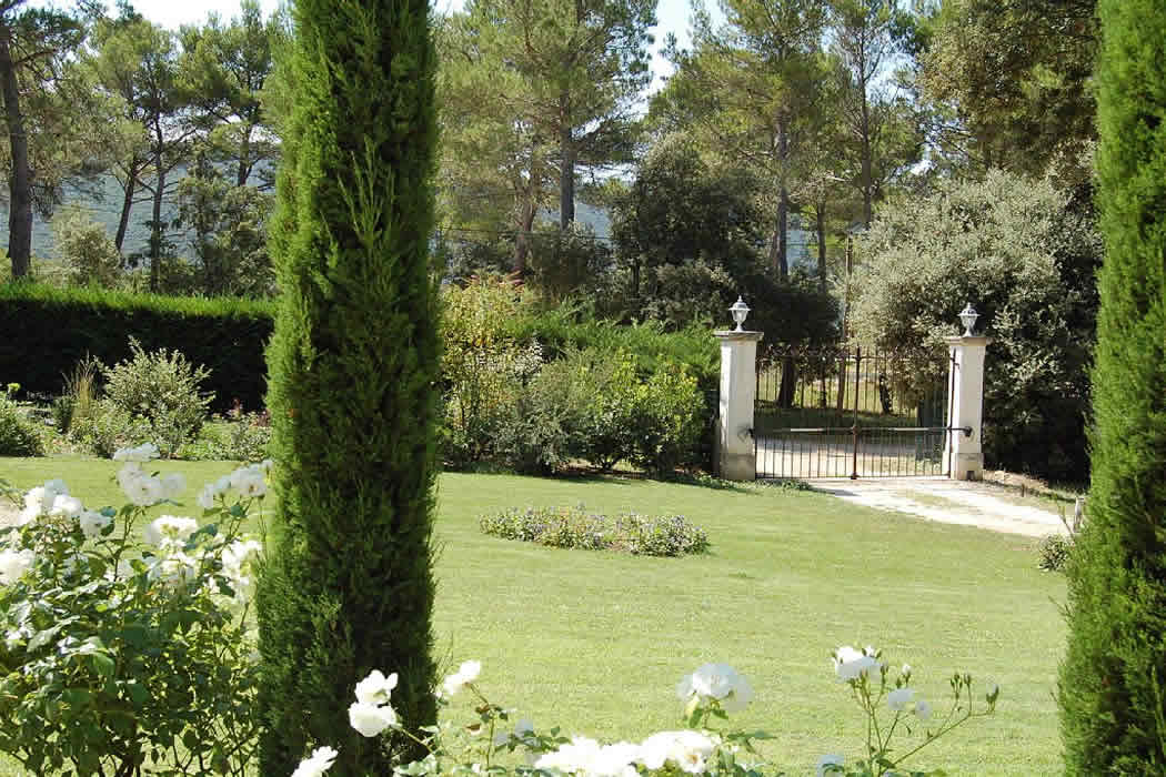 dans le Luberon, proche du village de Lacoste, maison récente avec piscine   