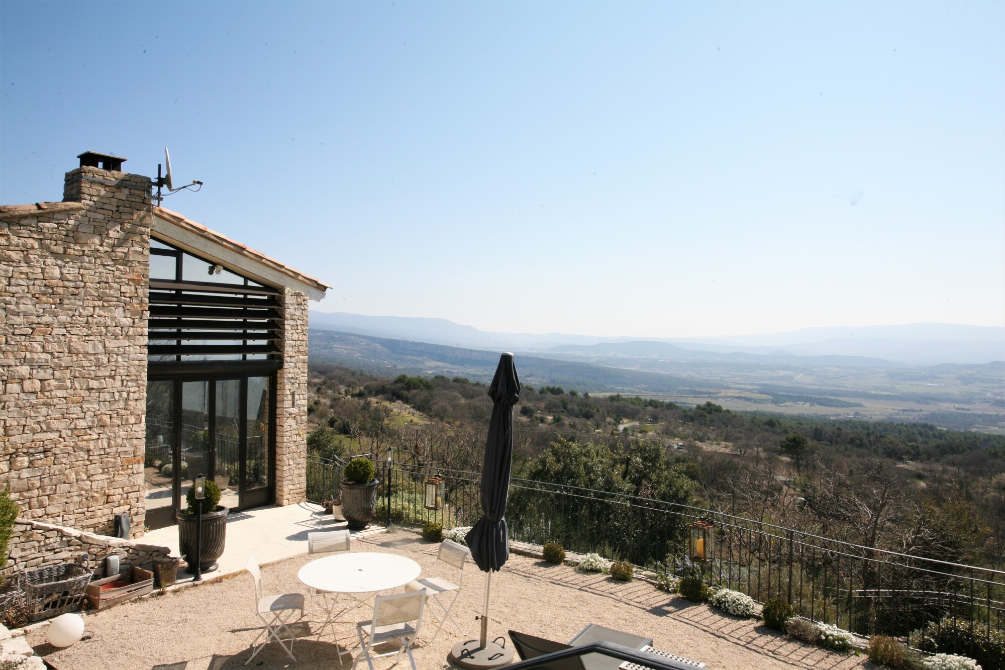 A louer à Murs, belle maison en pierres avec vue imprenable sur le Luberon   