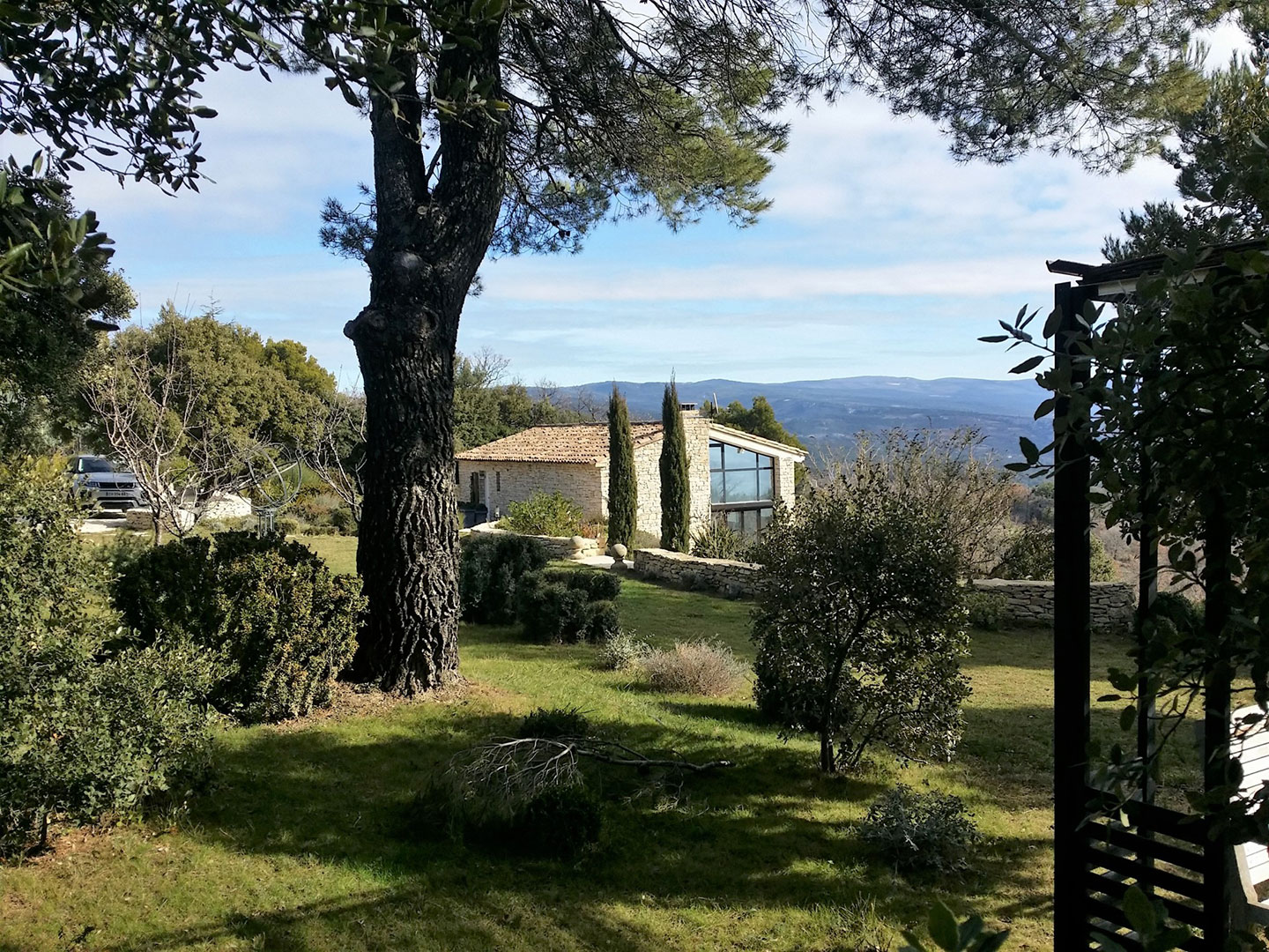 A louer à Murs, belle maison en pierres avec vue imprenable sur le Luberon   