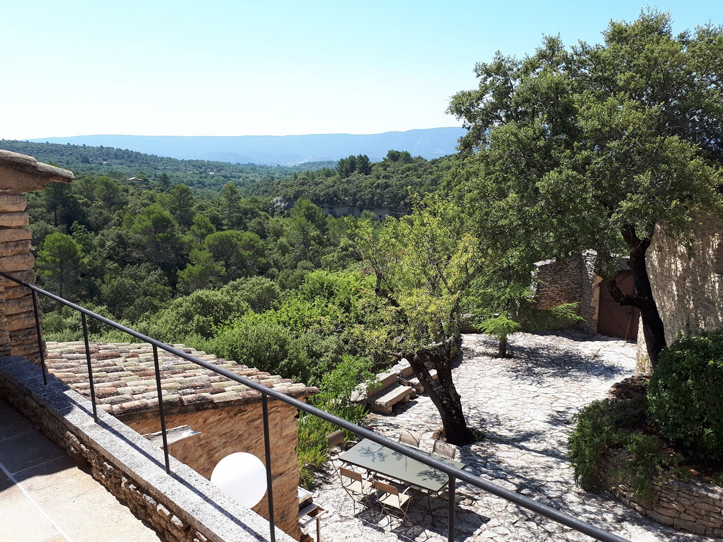 à Gordes, Bergerie du XVIème siècle, avec vue panoramique sur le Luberon.   
