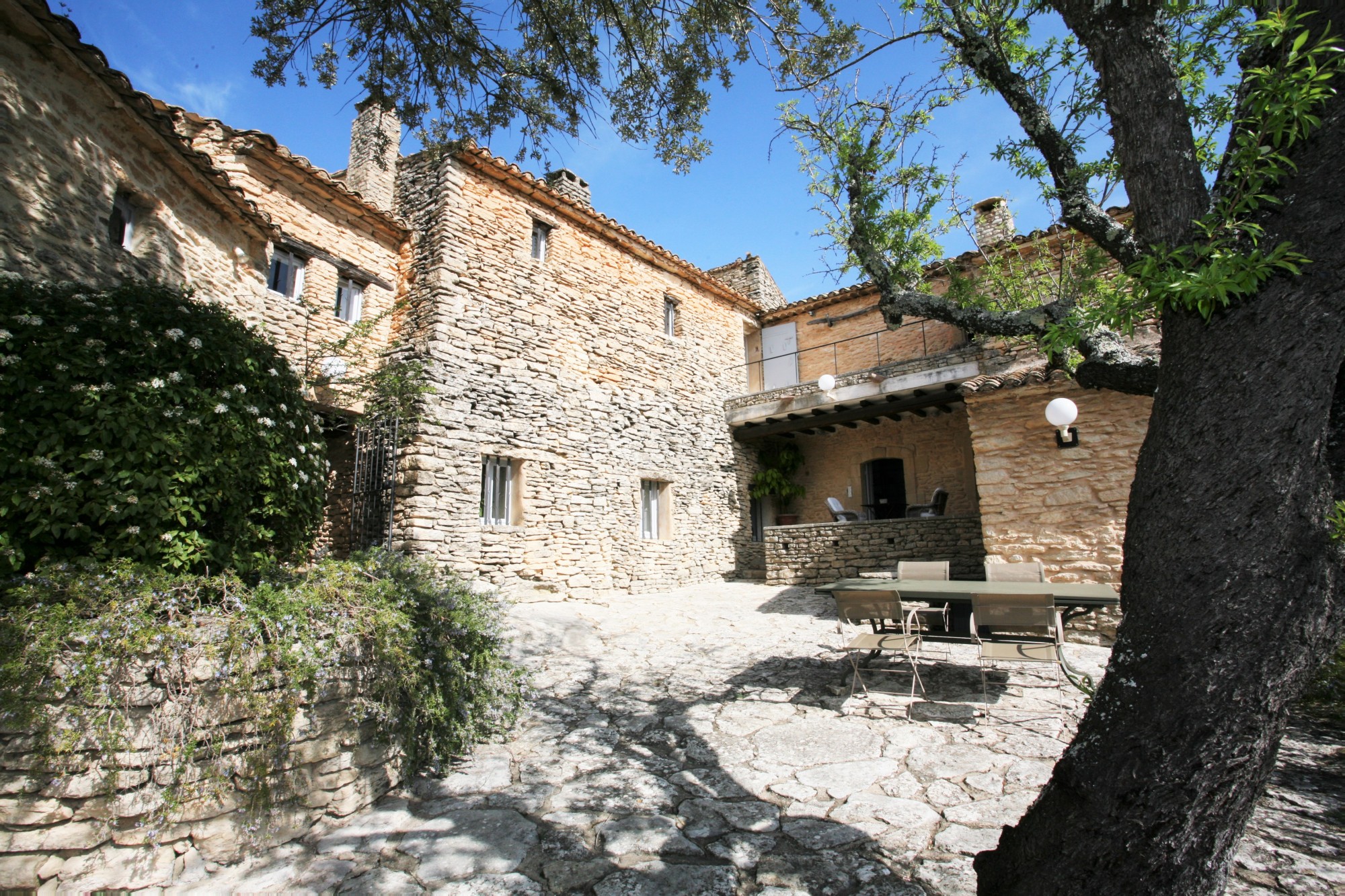à Gordes, Bergerie du XVIème siècle, avec vue panoramique sur le Luberon.   