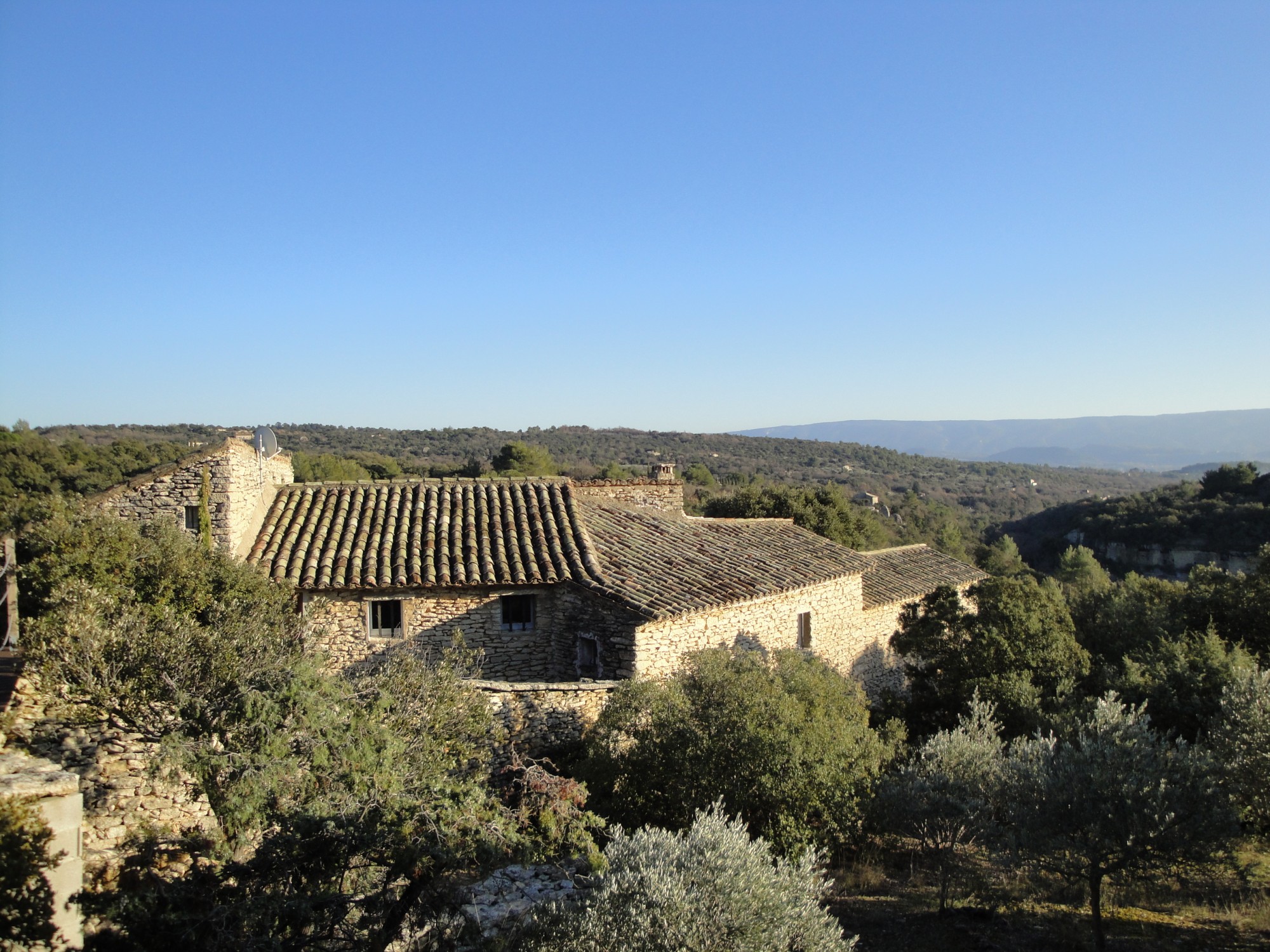 à Gordes, Bergerie du XVIème siècle, avec vue panoramique sur le Luberon.   