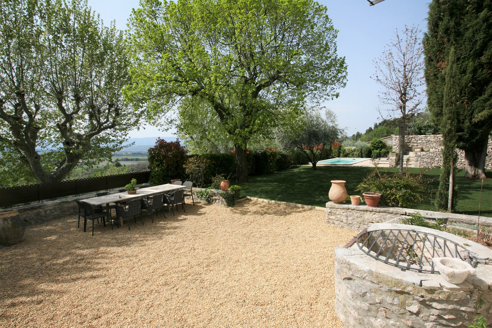 dans un petit village provençal, maison avec jardin, piscine et vue sur le Luberon    