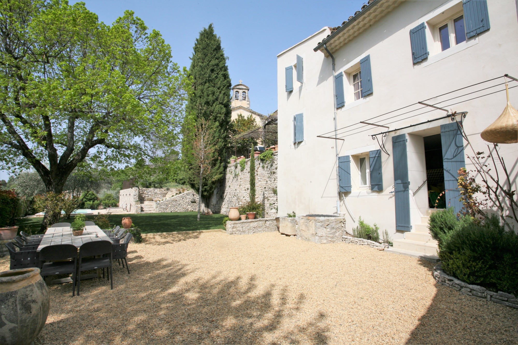 dans un petit village provençal, maison avec jardin, piscine et vue sur le Luberon    
