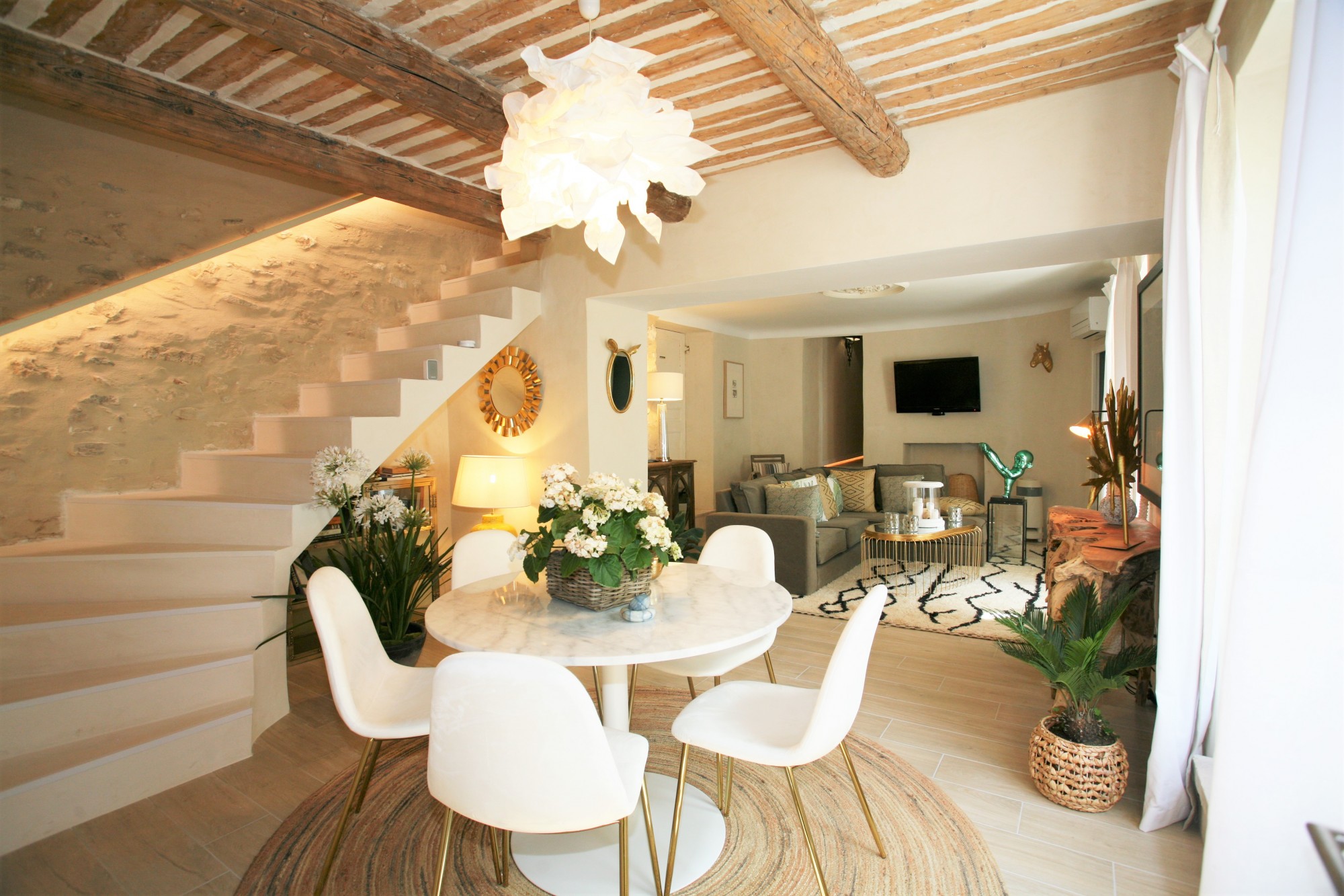 dans un petit village provençal, maison avec jardin, piscine et vue sur le Luberon    