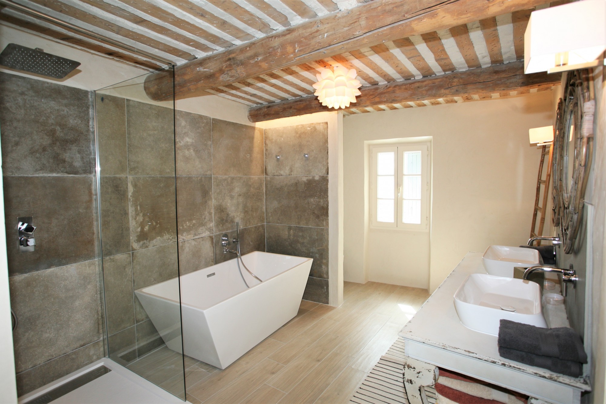 dans un petit village provençal, maison avec jardin, piscine et vue sur le Luberon    