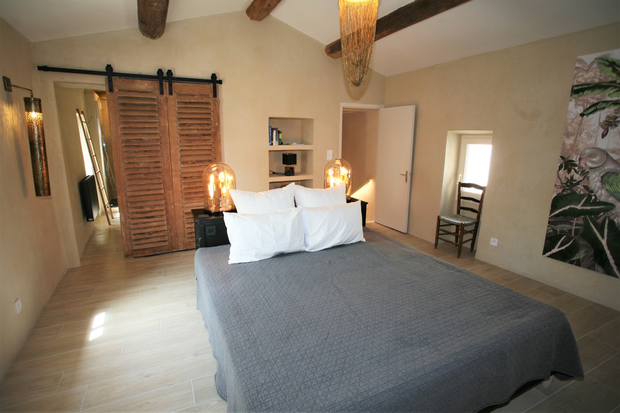 dans un petit village provençal, maison avec jardin, piscine et vue sur le Luberon    