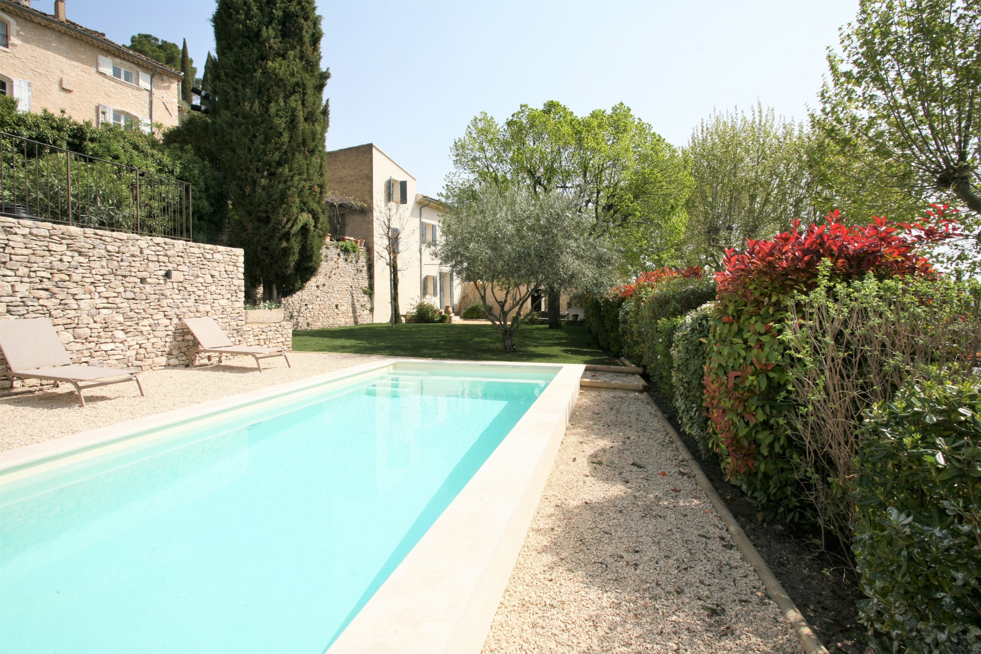 dans un petit village provençal, maison avec jardin, piscine et vue sur le Luberon    