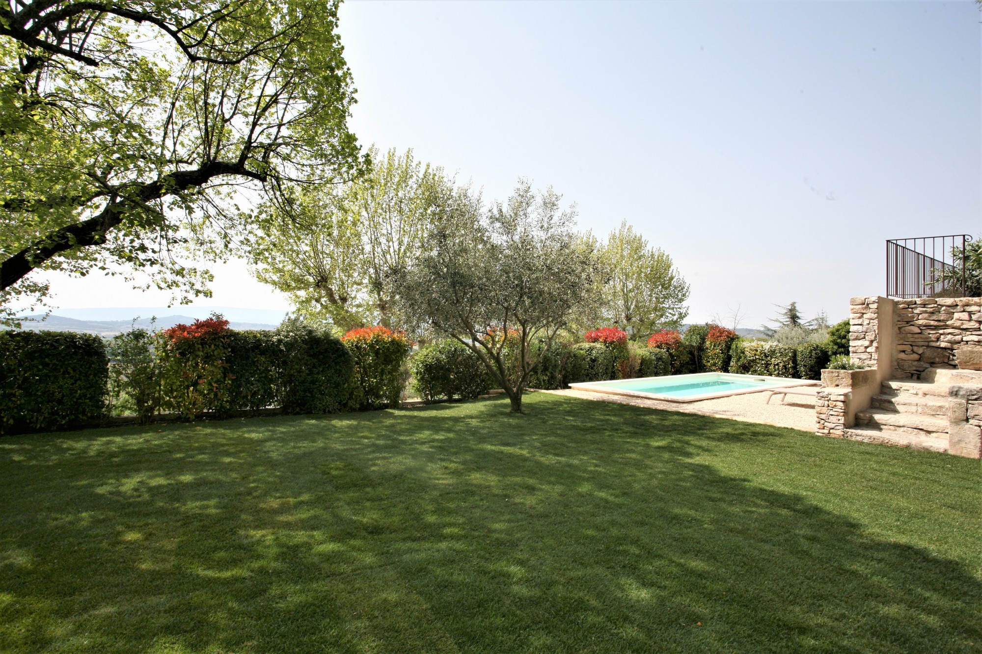 dans un petit village provençal, maison avec jardin, piscine et vue sur le Luberon    