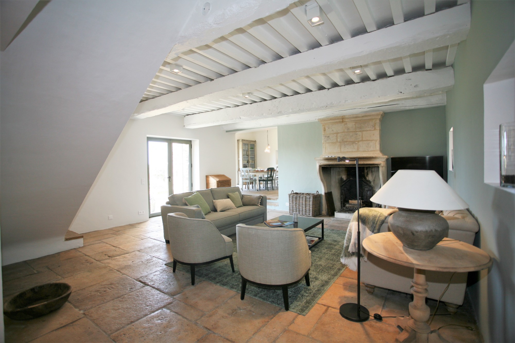 Location de prestige à Gordes, maison en pierres avec piscine, tennis et vue splendide sur le Luberon   