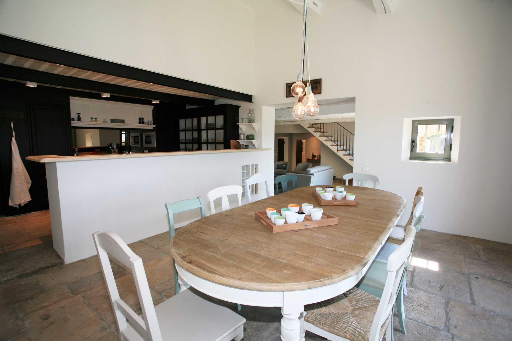 Location de prestige à Gordes, maison en pierres avec piscine, tennis et vue splendide sur le Luberon   