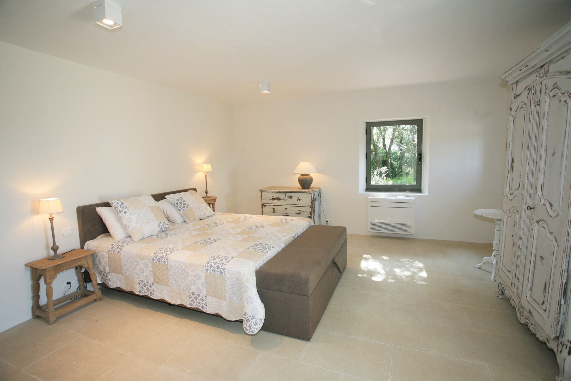 Location de prestige à Gordes, maison en pierres avec piscine, tennis et vue splendide sur le Luberon   