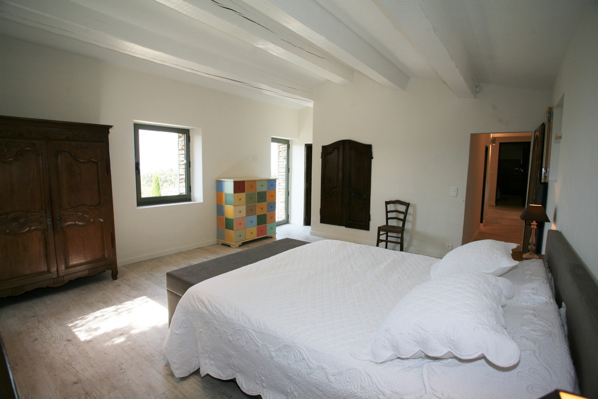 Location de prestige à Gordes, maison en pierres avec piscine, tennis et vue splendide sur le Luberon   