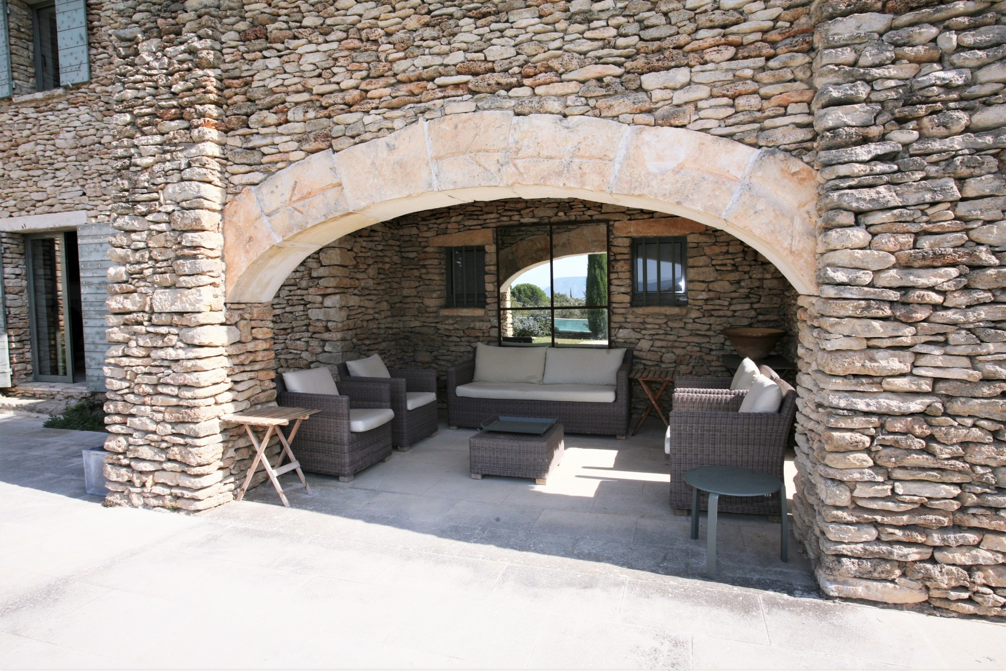 Location de prestige à Gordes, maison en pierres avec piscine, tennis et vue splendide sur le Luberon   