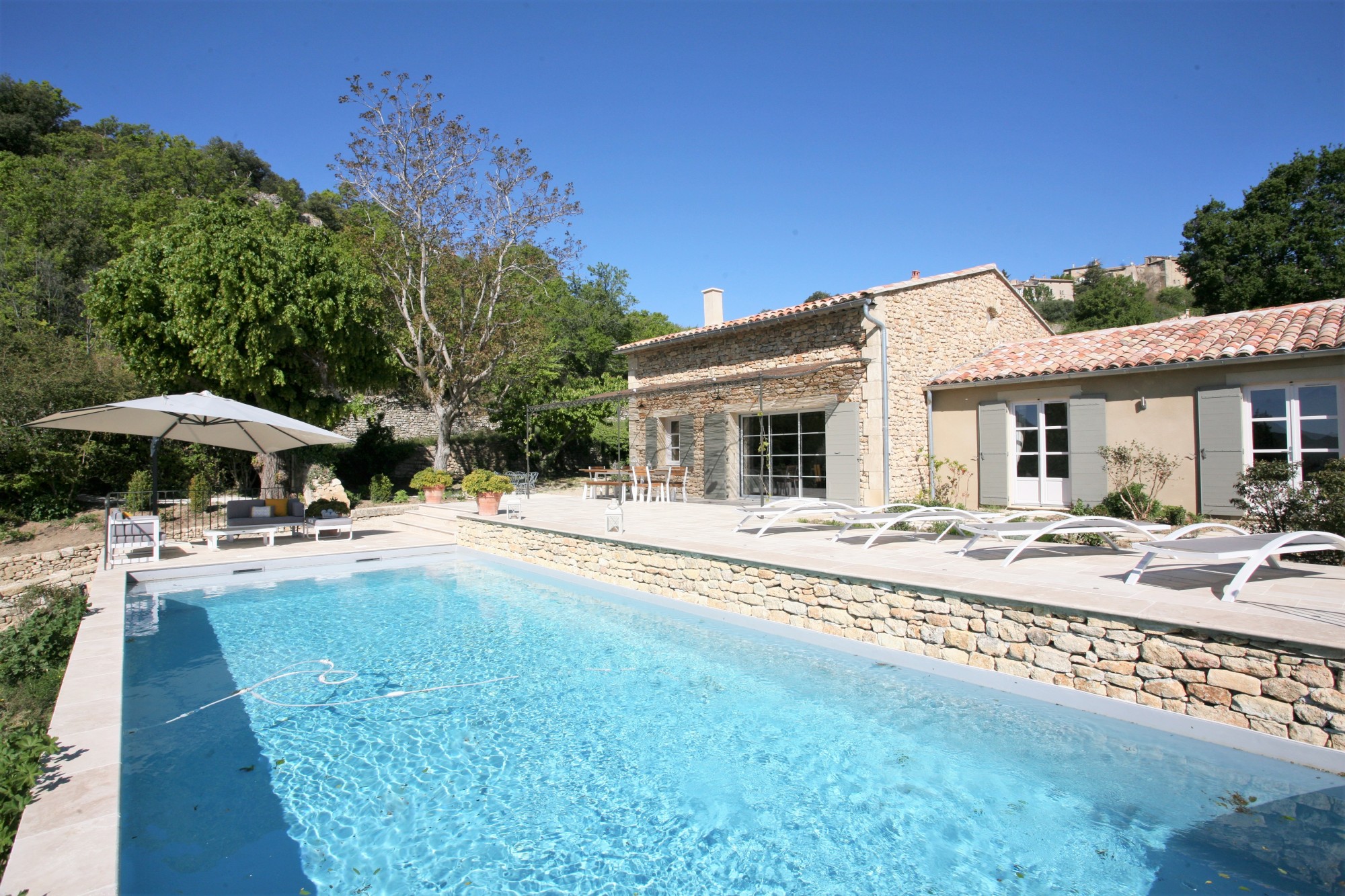 Location saisonnière à Viens offrant de belles vues sur le Luberon   