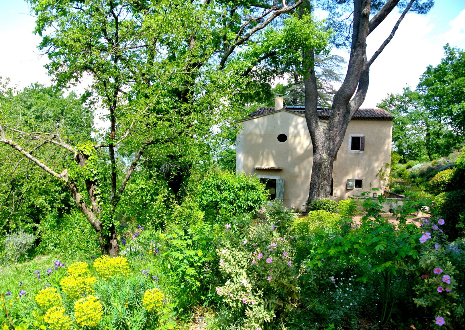 au pied du Luberon, ancienne bergerie à l'âme contemporaine   