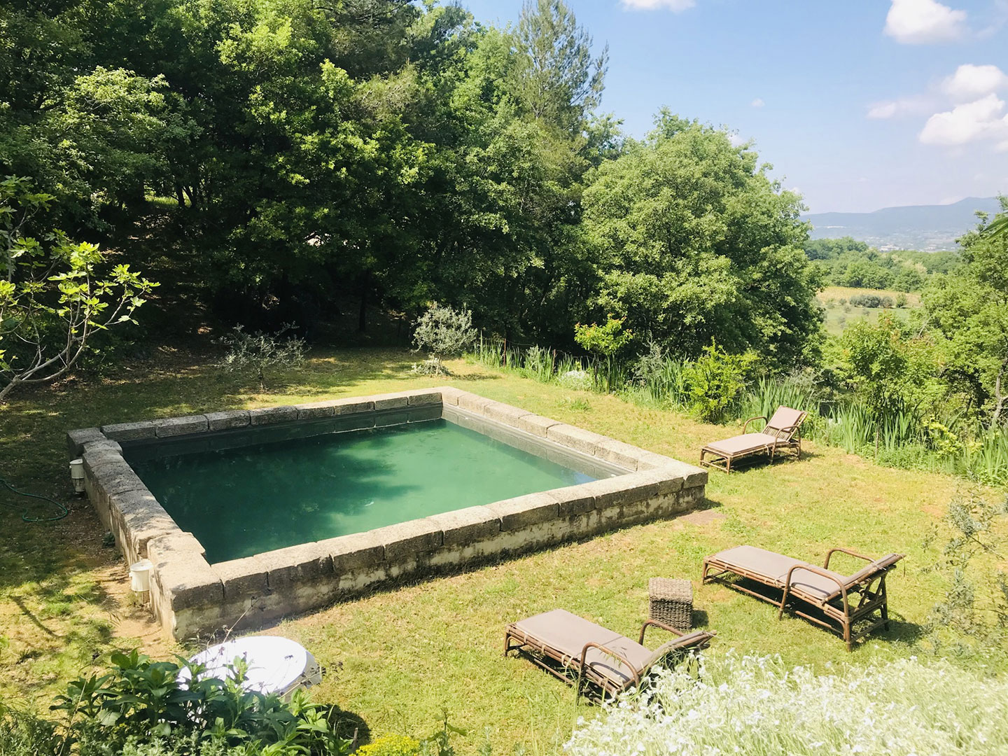 au pied du Luberon, ancienne bergerie à l'âme contemporaine   