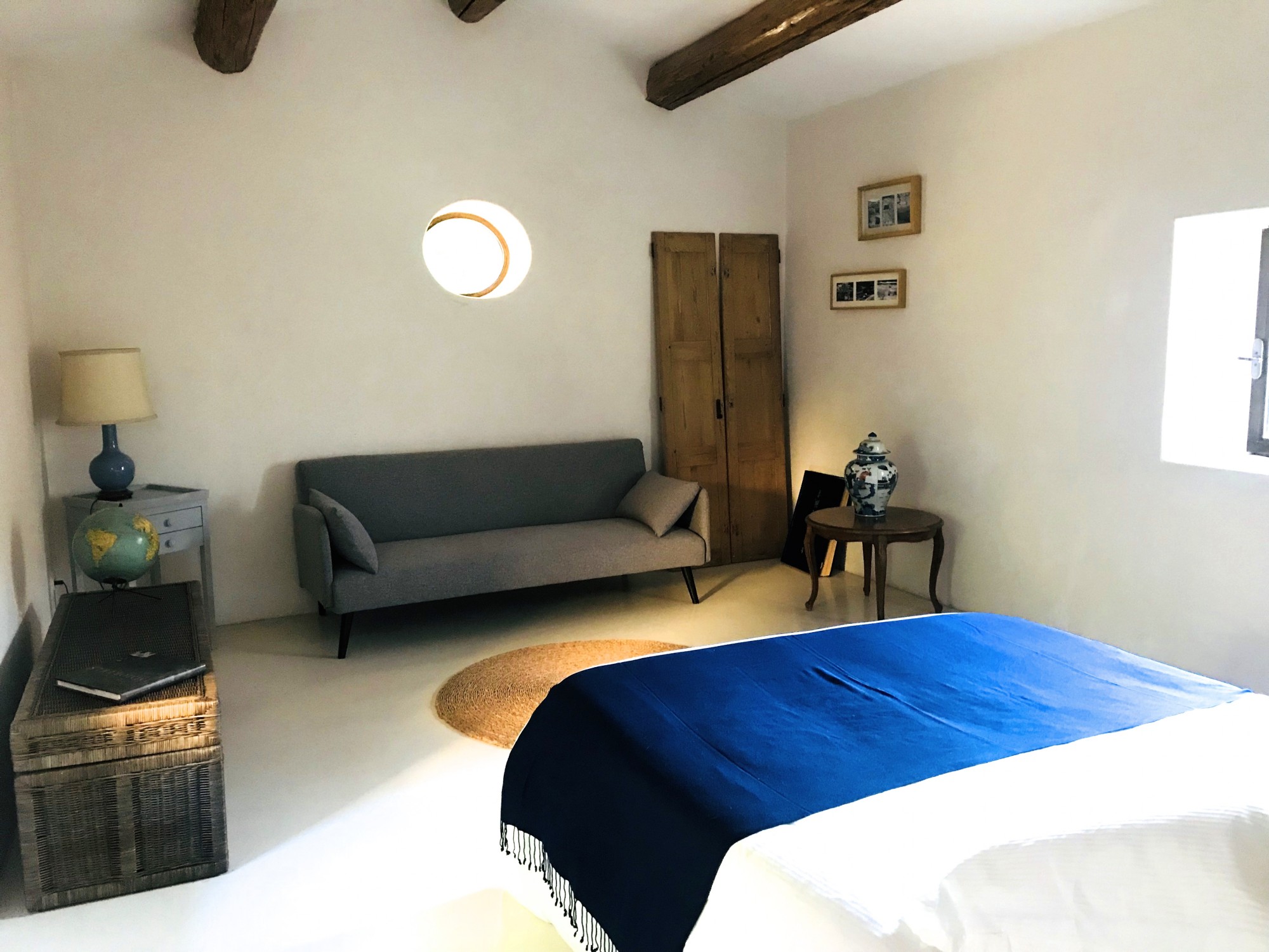 au pied du Luberon, ancienne bergerie à l'âme contemporaine   