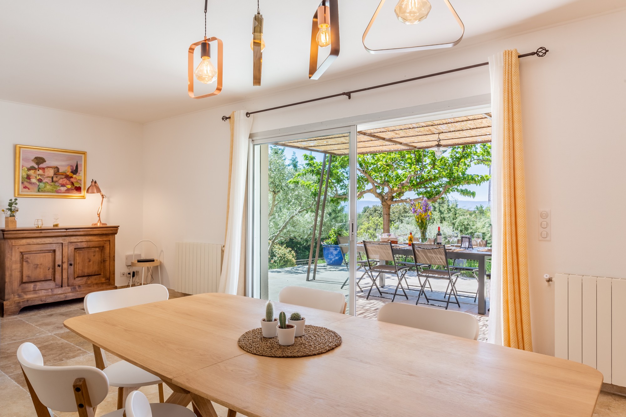 saisonnière en Provence, propriété rénovée avec piscine   