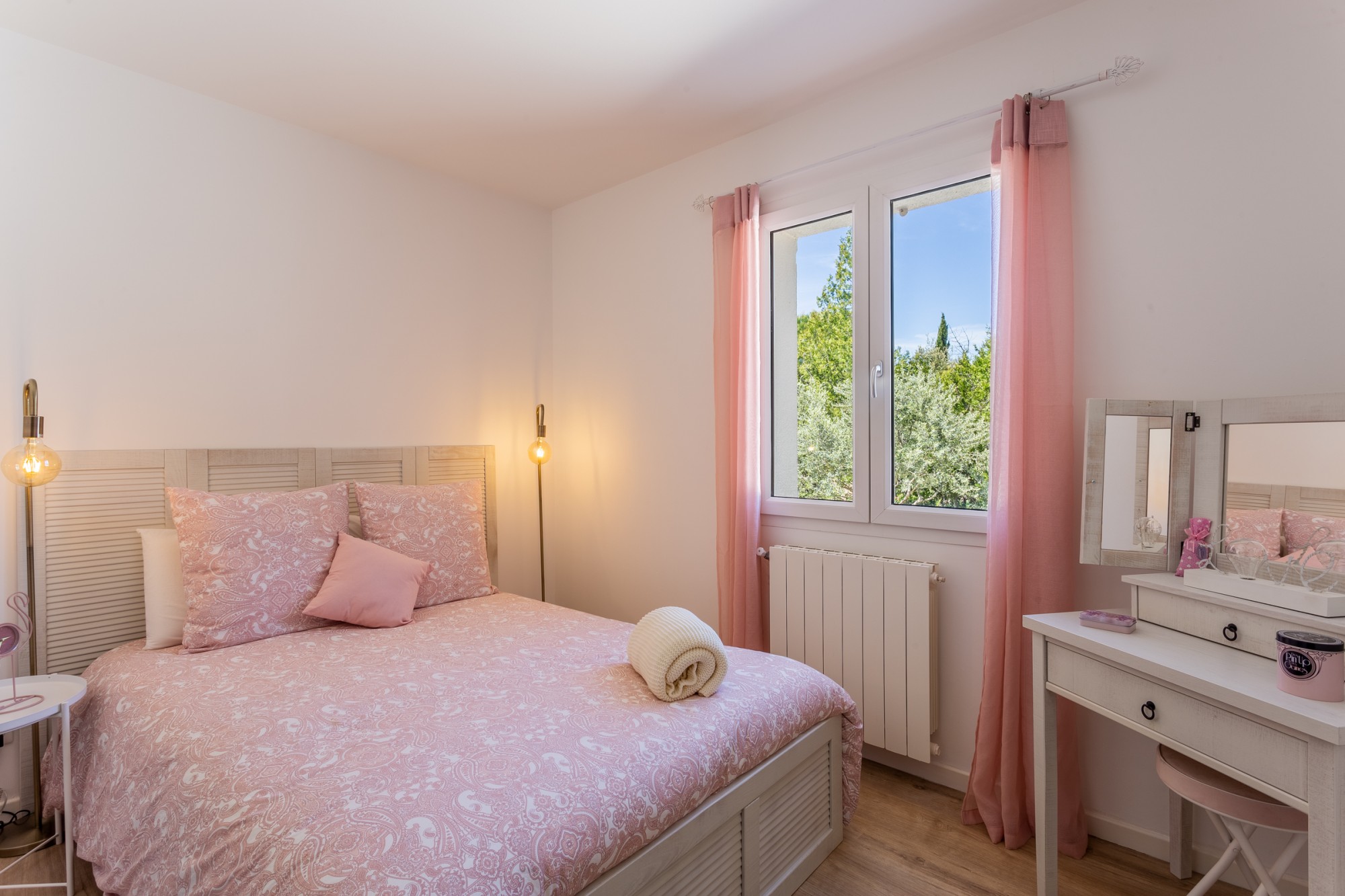 saisonnière en Provence, propriété rénovée avec piscine   