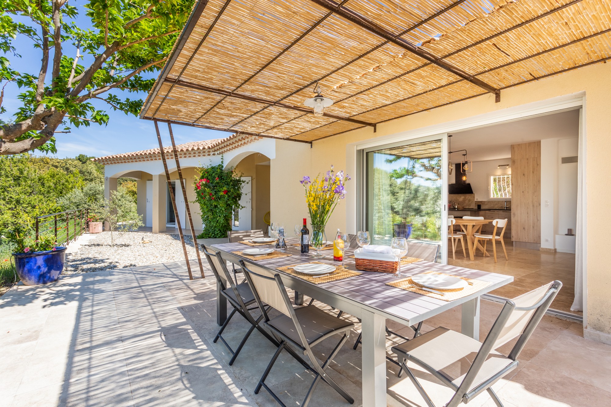 saisonnière en Provence, propriété rénovée avec piscine   