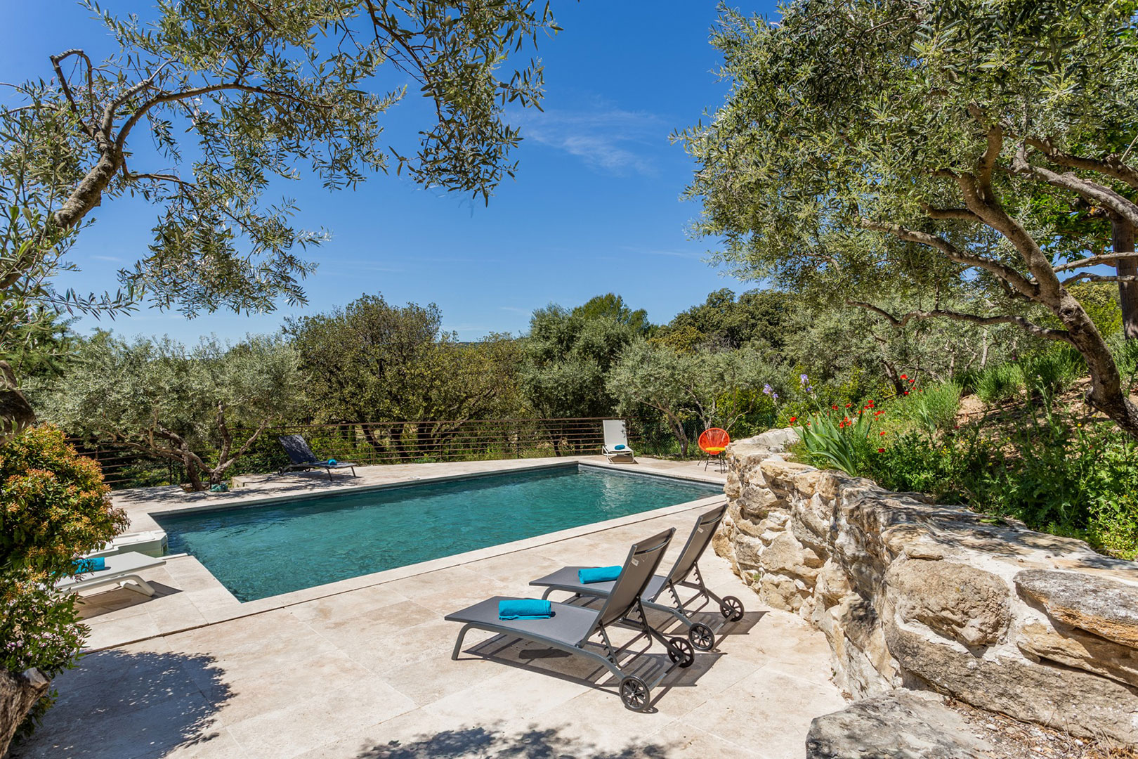 saisonnière en Provence, propriété rénovée avec piscine   