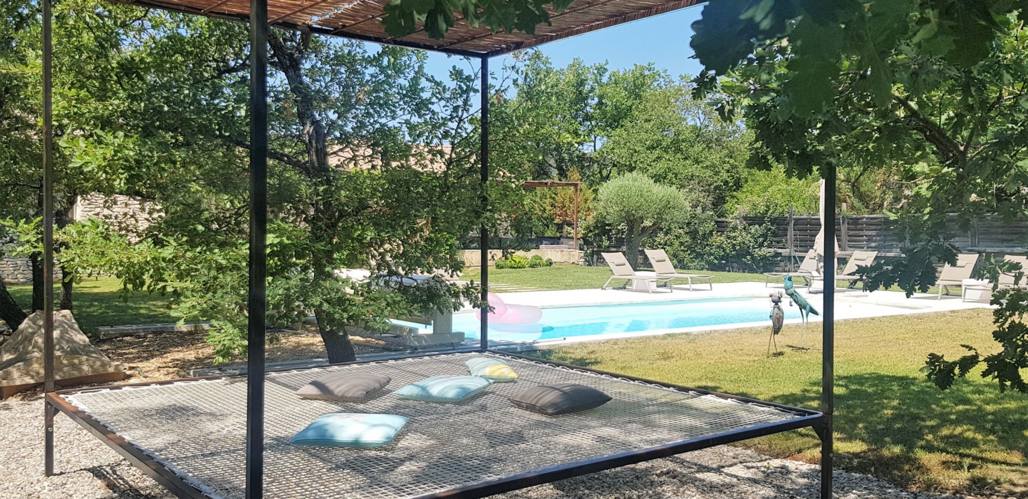 Location à Gordes, belle maison en pierres avec piscine chauffée    