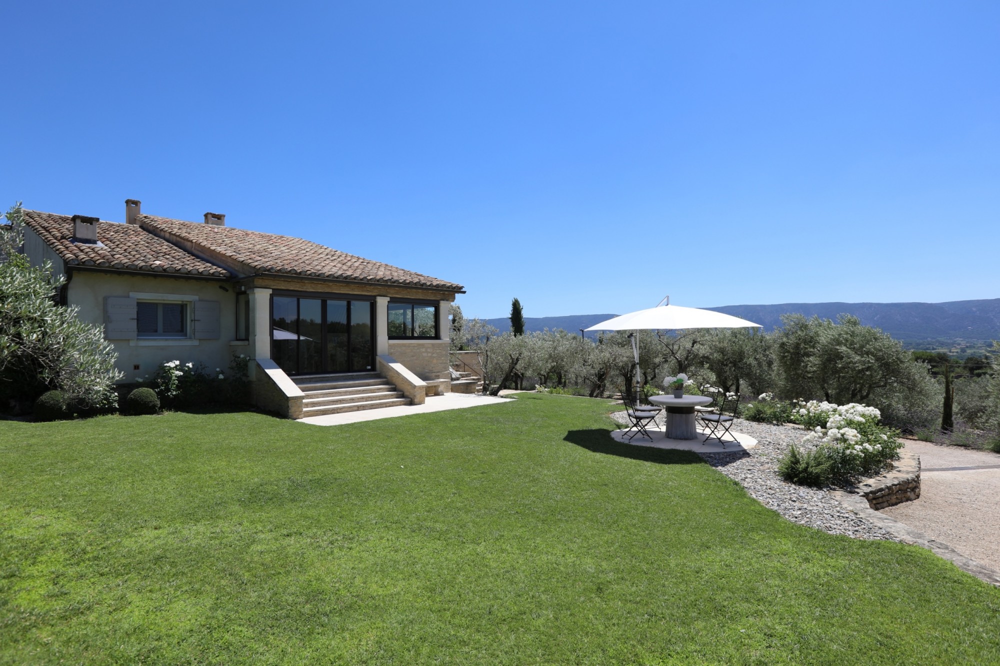 Maison en pierres avec vues sur la vallée du Luberon